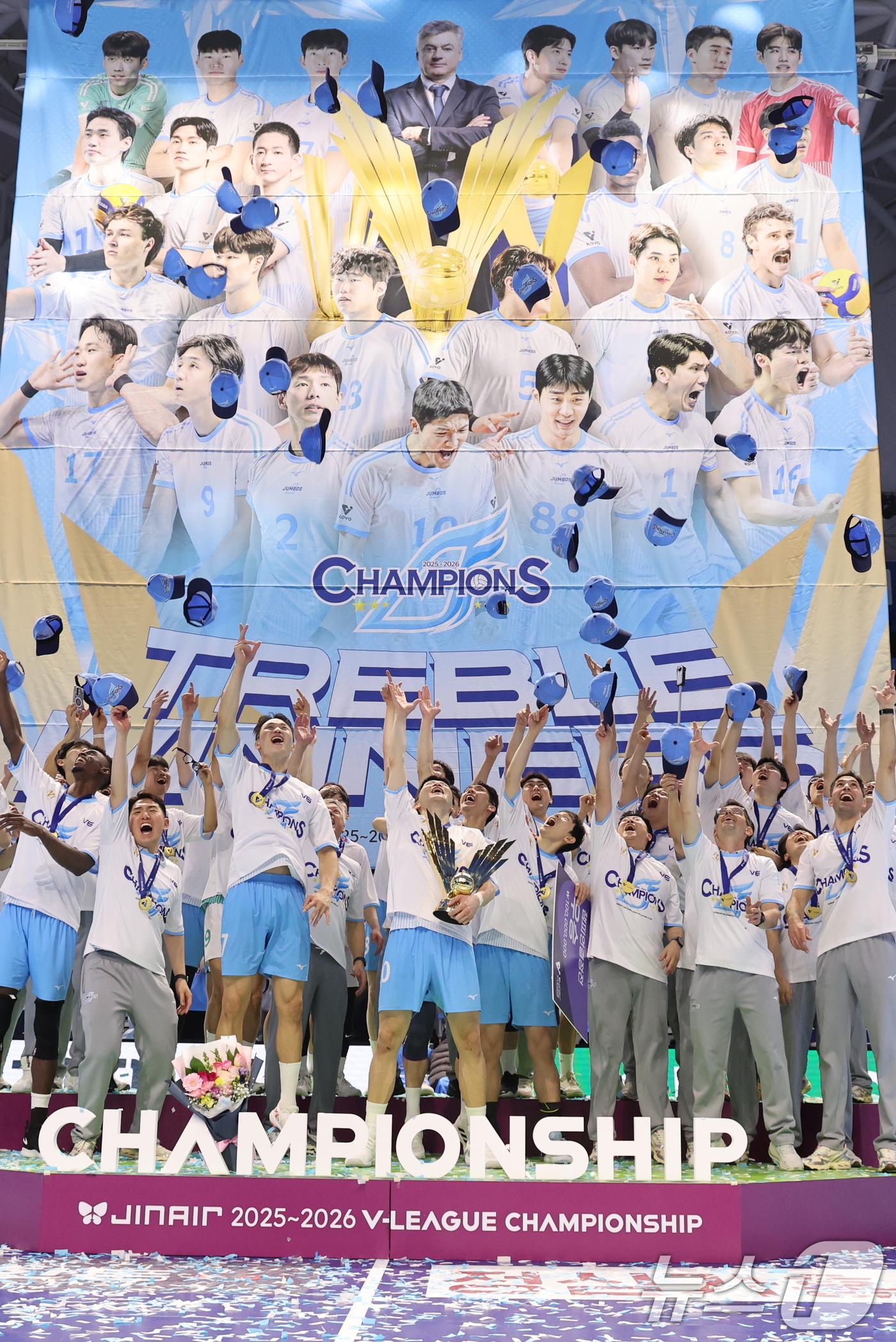 (서울=뉴스1) 안은나 기자 = 대한항공 점보스 선수들이 10일 오후 인천 계양체육관에서 열린 프로배구 2025-2026 V-리그 남자부 챔피언 결정전 5차전 현대캐피탈 스카이워커 …