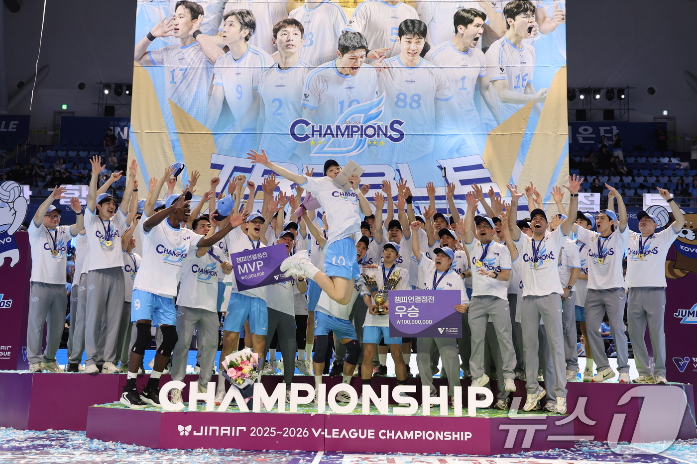 (서울=뉴스1) 안은나 기자 = 대한항공 점보스 선수들이 10일 오후 인천 계양체육관에서 열린 프로배구 2025-2026 V-리그 남자부 챔피언 결정전 5차전 현대캐피탈 스카이워커 …