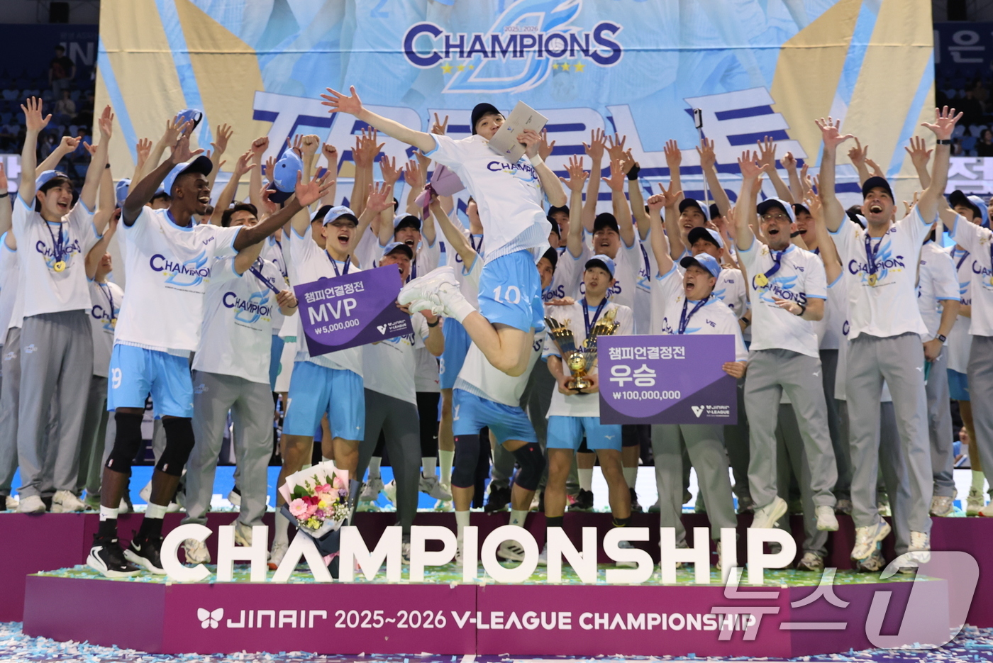 (인천=뉴스1) 안은나 기자 = 대한항공 점보스 선수들이 10일 오후 인천 계양체육관에서 열린 프로배구 2025-2026 V-리그 남자부 챔피언 결정전 5차전 현대캐피탈 스카이워커 …