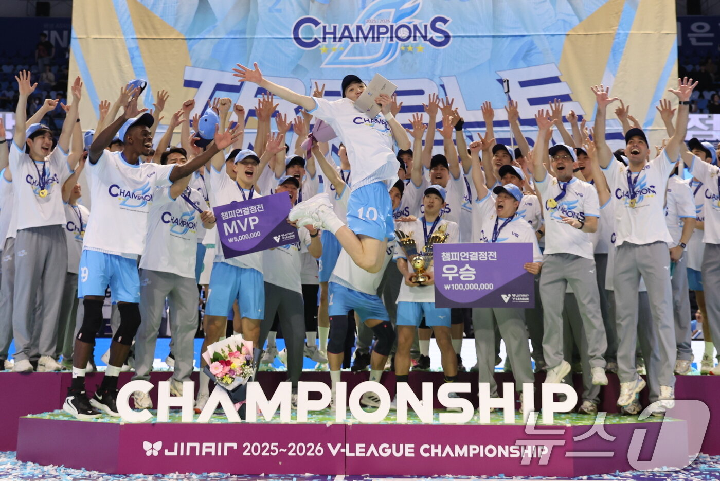 본문 이미지 - 대한항공 점보스 선수들이 10일 오후 인천 계양체육관에서 열린 프로배구 2025-2026 V-리그 남자부 챔피언 결정전 5차전 현대캐피탈 스카이워커스와의 경기에서 승리 후 우승 세레머니를 하고 있다. 2026.4.10 ⓒ 뉴스1 안은나 기자