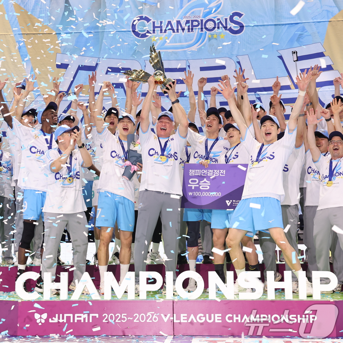 (서울=뉴스1) 안은나 기자 = 대한항공 점보스 선수들이 10일 오후 인천 계양체육관에서 열린 프로배구 2025-2026 V-리그 남자부 챔피언 결정전 5차전 현대캐피탈 스카이워커 …