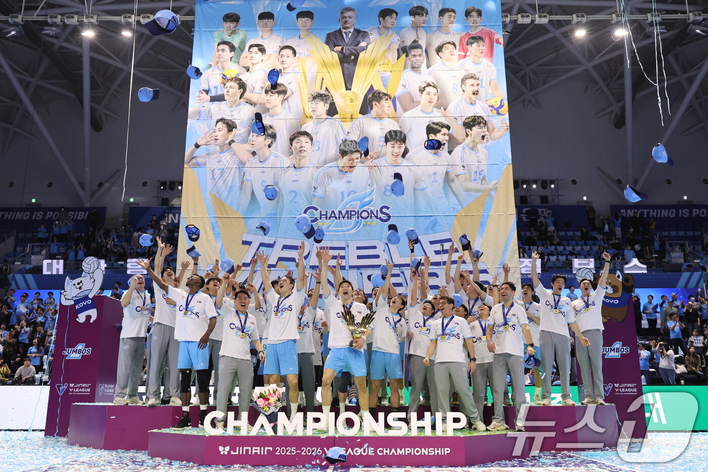 본문 이미지 - 대한항공 점보스 선수들이 10일 오후 인천 계양체육관에서 열린 프로배구 2025-2026 V-리그 남자부 챔피언 결정전 5차전 현대캐피탈 스카이워커스와의 경기에서 승리 후 우승 세레머니를 하고 있다. 2026.4.10 ⓒ 뉴스1 안은나 기자