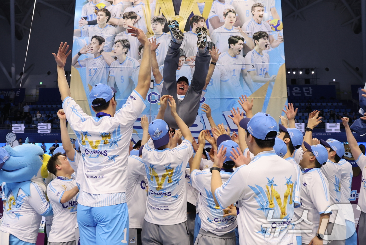 (인천=뉴스1) 안은나 기자 = 대한항공 점보스 선수들이 10일 오후 인천 계양체육관에서 열린 프로배구 2025-2026 V-리그 남자부 챔피언 결정전 5차전 현대캐피탈 스카이워커 …