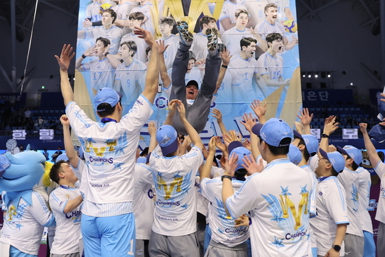 헤난 달 조토 감독 헹가래치는 대한항공 선수들