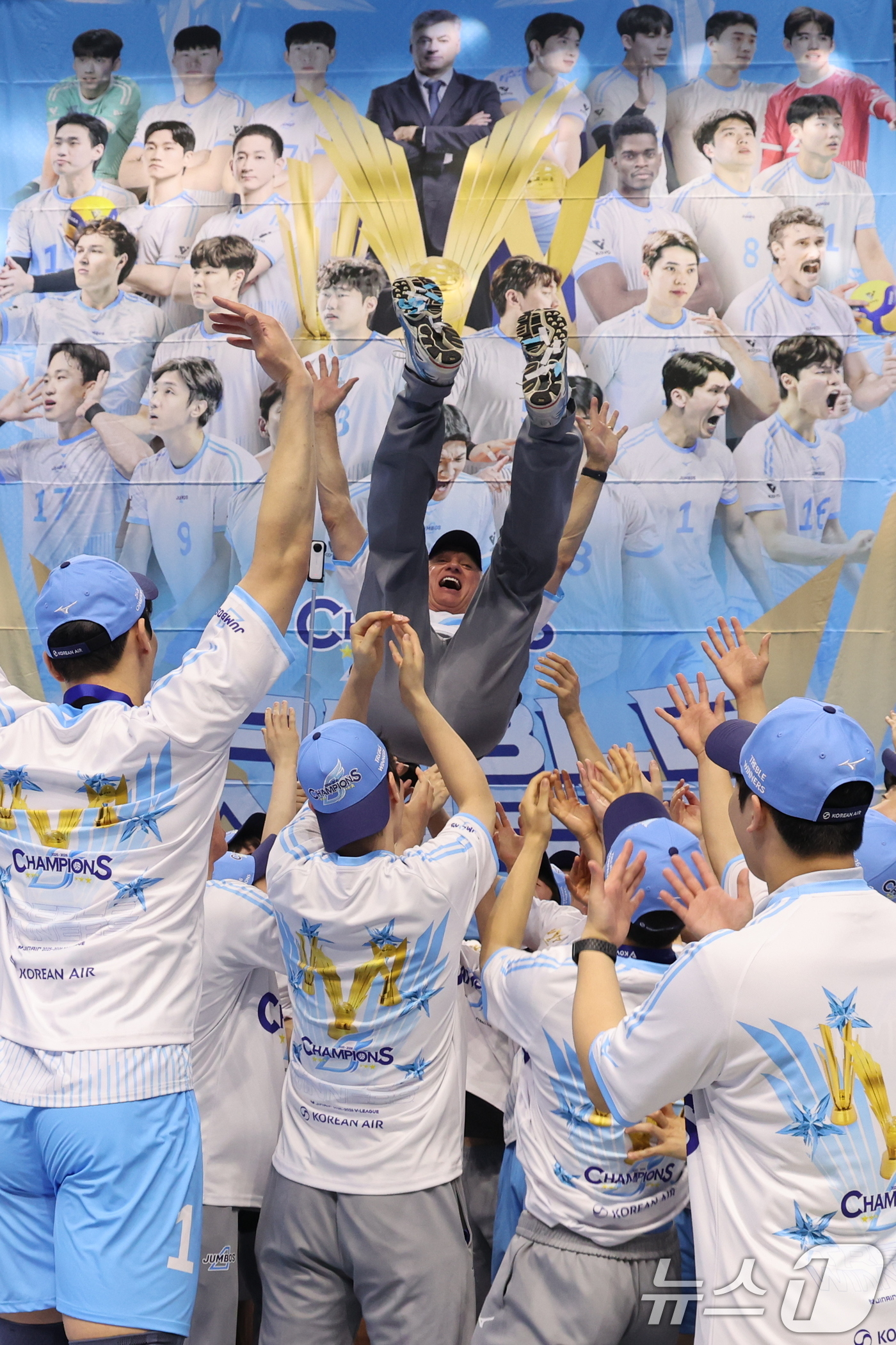 (인천=뉴스1) 안은나 기자 = 대한항공 점보스 선수들이 10일 오후 인천 계양체육관에서 열린 프로배구 2025-2026 V-리그 남자부 챔피언 결정전 5차전 현대캐피탈 스카이워커 …