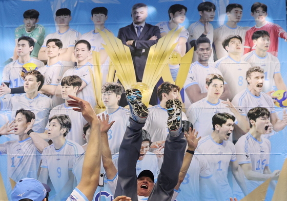 헤난 달 조토 감독 헹가래치는 대한항공 선수들