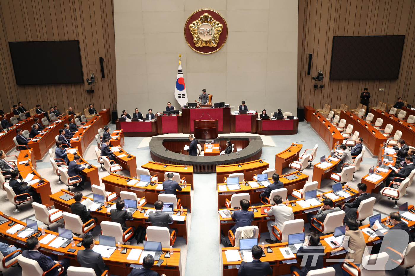 (서울=뉴스1) 신웅수 기자 = 진성준 위원장이 10일 서울 여의도 국회에서 열린 예산결산특별위원회 전체회의에서 2026년도 제1회 추가경정예산안(정부)이 가결되자 의사봉을 두드리 …
