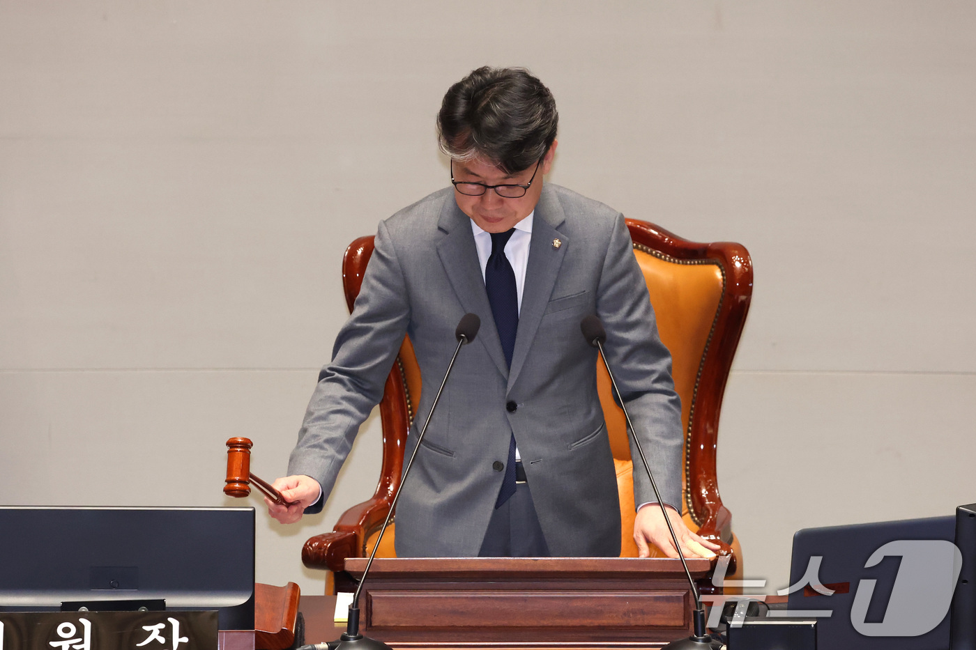 (서울=뉴스1) 신웅수 기자 = 진성준 위원장이 10일 서울 여의도 국회에서 열린 예산결산특별위원회 전체회의에서 2026년도 제1회 추가경정예산안(정부)이 가결되자 의사봉을 두드리 …