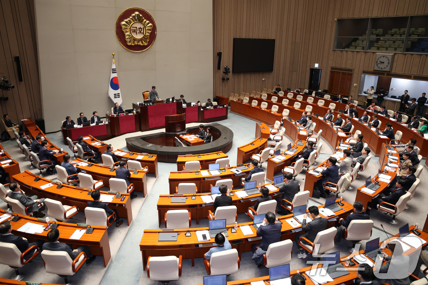 (서울=뉴스1) 신웅수 기자 = 진성준 위원장이 10일 서울 여의도 국회에서 열린 예산결산특별위원회 전체회의에서 2026년도 제1회 추가경정예산안(정부)이 가결되자 의사봉을 두드리 …