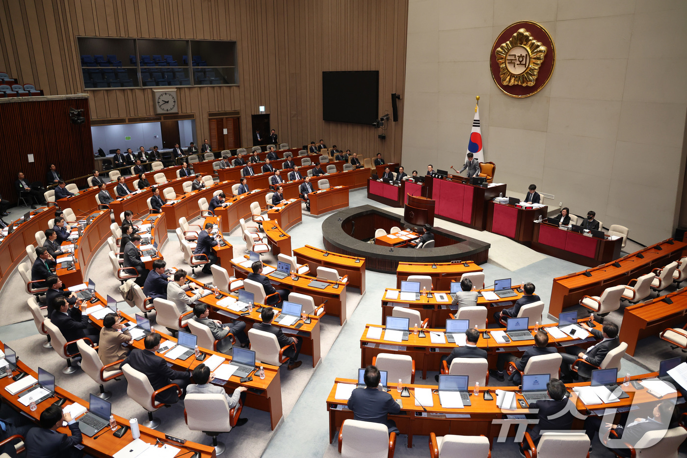 (서울=뉴스1) 신웅수 기자 = 진성준 위원장이 10일 서울 여의도 국회에서 열린 예산결산특별위원회 전체회의에서 2026년도 제1회 추가경정예산안(정부)이 가결되자 의사봉을 두드리 …