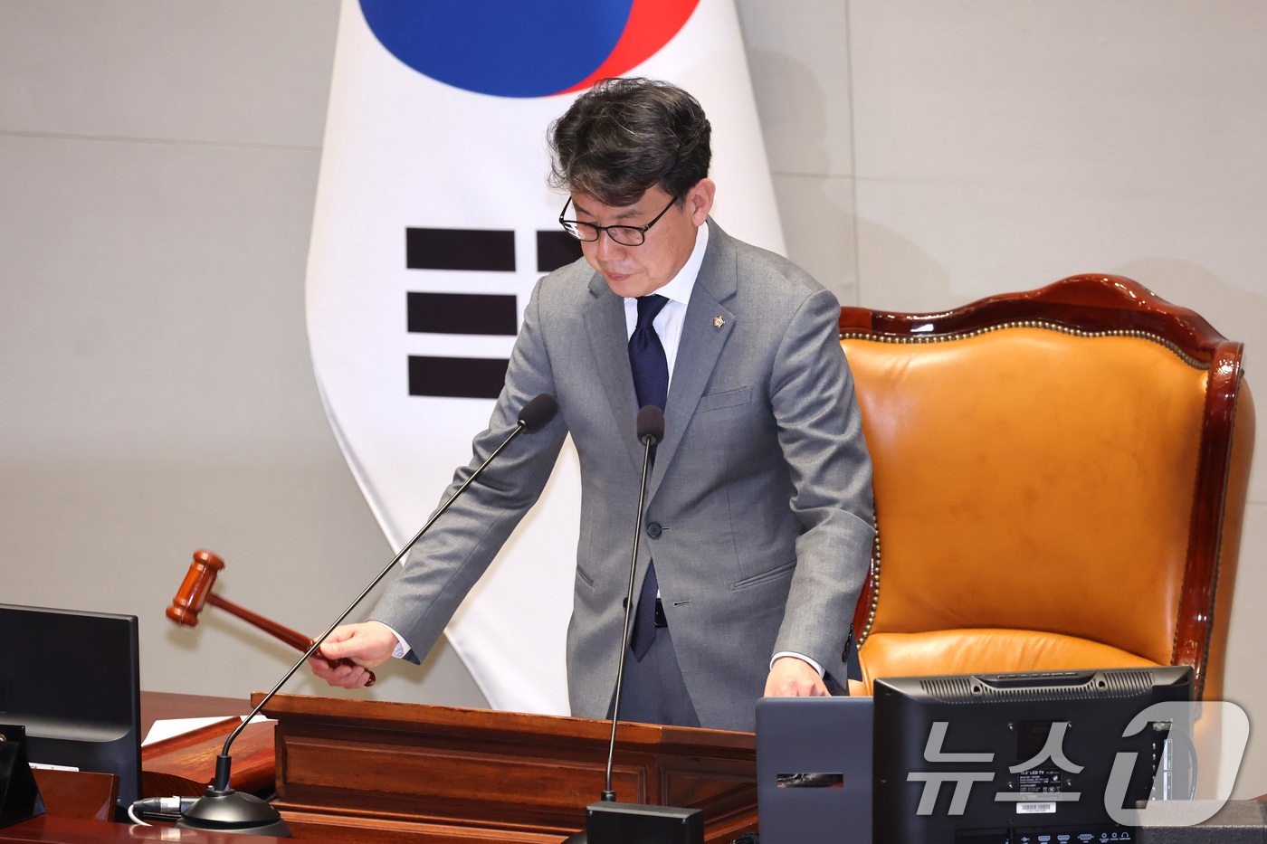 (서울=뉴스1) 신웅수 기자 = 진성준 위원장이 10일 서울 여의도 국회에서 열린 예산결산특별위원회 전체회의에서 2026년도 제1회 추가경정예산안(정부)이 가결되자 의사봉을 두드리 …