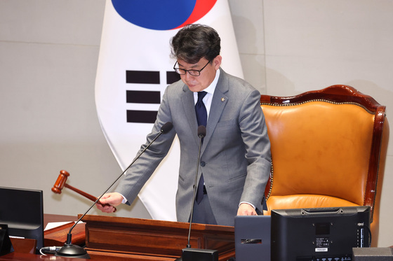 의사봉 두드리는 진성준 예결위원장