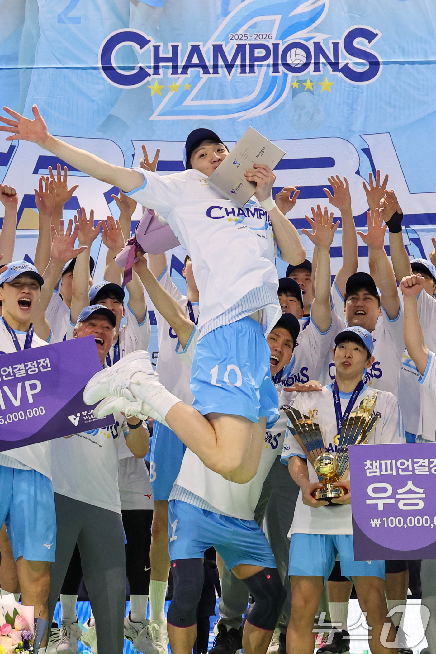 (인천=뉴스1) 안은나 기자 = 대한항공 점보스 정지석이 10일 오후 인천 계양체육관에서 열린 프로배구 2025-2026 V-리그 남자부 챔피언 결정전 5차전 현대캐피탈 스카이워커 …