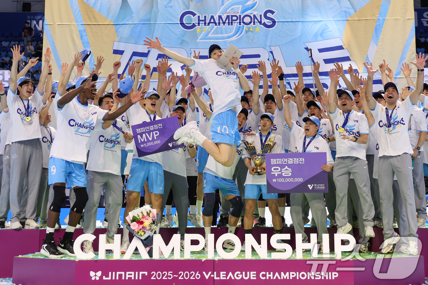 (인천=뉴스1) 안은나 기자 = 대한항공 점보스 정지석이 10일 오후 인천 계양체육관에서 열린 프로배구 2025-2026 V-리그 남자부 챔피언 결정전 5차전 현대캐피탈 스카이워커 …