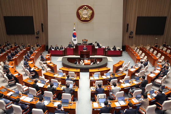 추경안 통과 감사 인사하는 박홍근