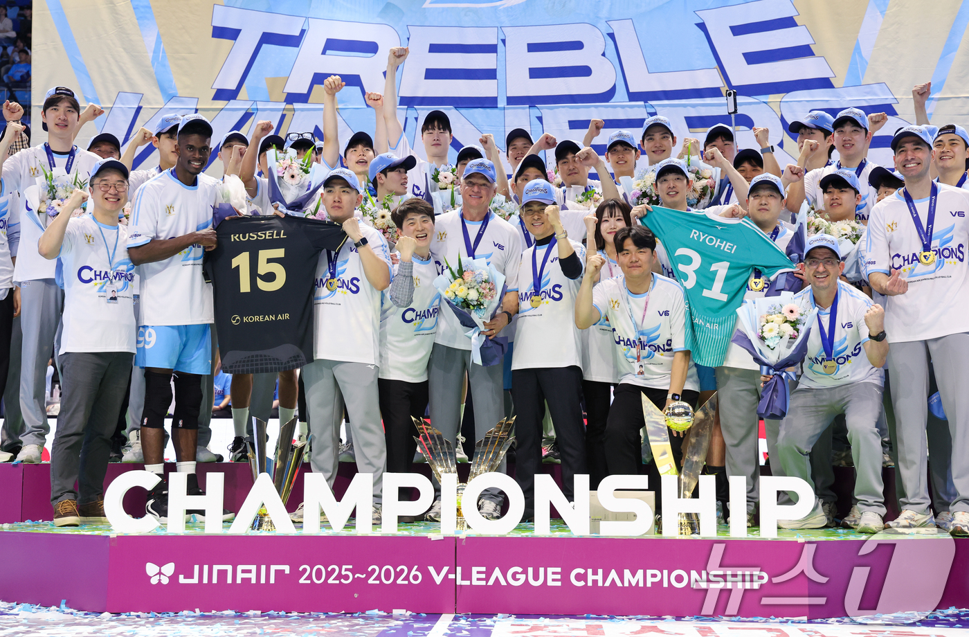 (인천=뉴스1) 안은나 기자 = 대한항공 점보스 선수들과 코치진, 직원들이 10일 오후 인천 계양체육관에서 열린 프로배구 2025-2026 V-리그 남자부 챔피언 결정전 5차전 현 …