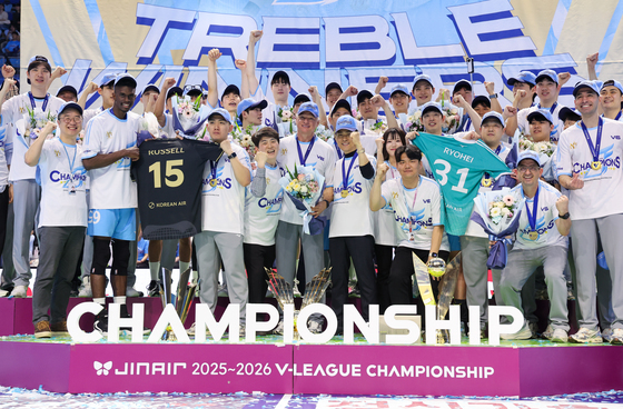 러셀·료헤이 유니폼 들고 기념촬영하는 대한항공