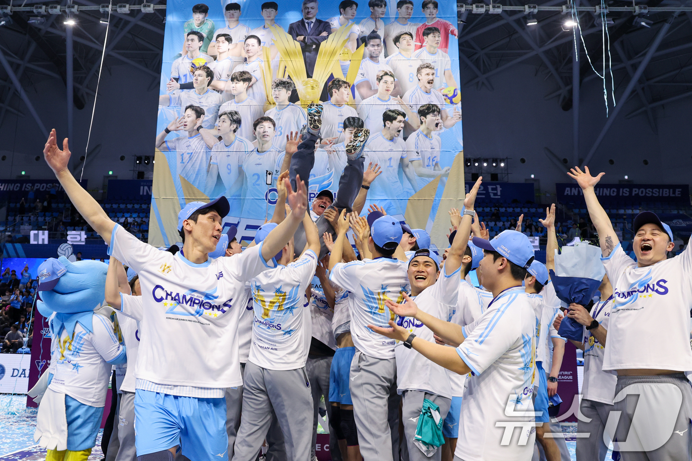 (인천=뉴스1) 안은나 기자 = 대한항공 점보스 선수들이 10일 오후 인천 계양체육관에서 열린 프로배구 2025-2026 V-리그 남자부 챔피언 결정전 5차전 현대캐피탈 스카이워커 …