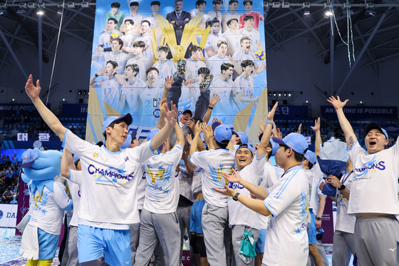 헤난 감독 헹가래하는 대한항공