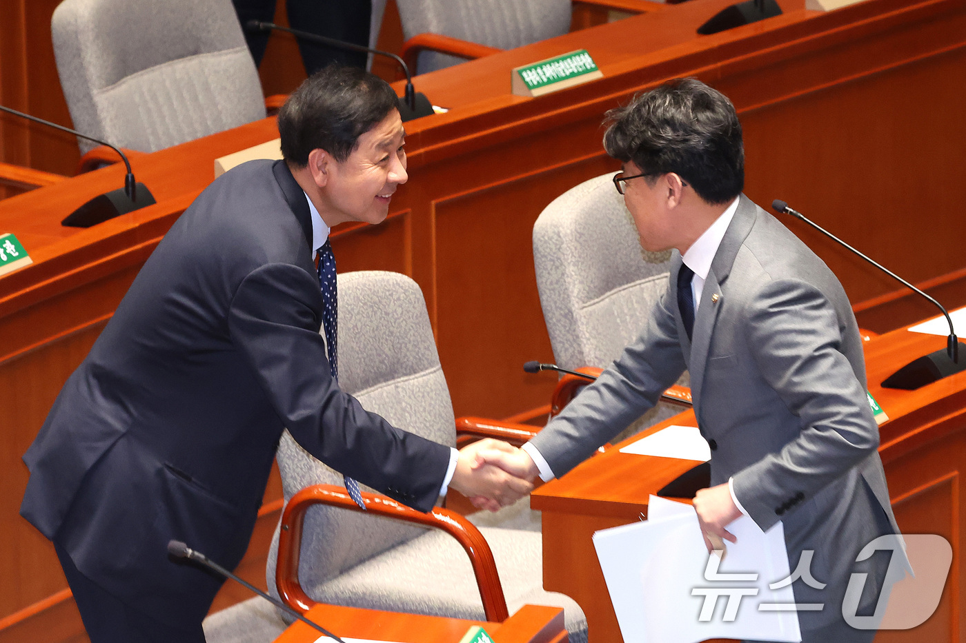 (서울=뉴스1) 신웅수 기자 = 진성준 위원장과 구윤철 부총리 겸 재정경제부 장관이 10일 서울 여의도 국회에서 열린 예산결산특별위원회 전체회의에서 2026년도 제1회 추가경정예산 …