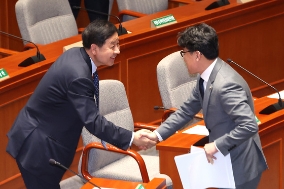 인사하는 진성준·구윤철