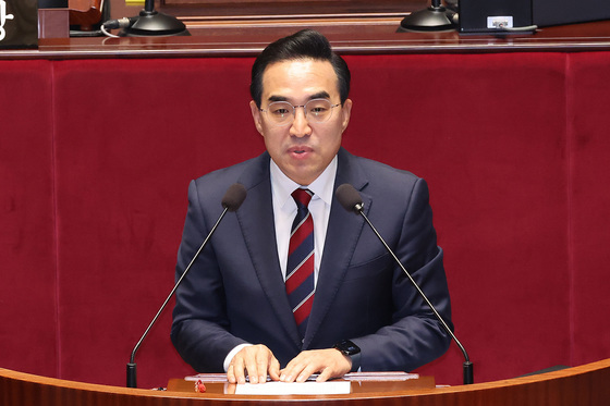 추경안 통과 감사 인사하는 박홍근 장관