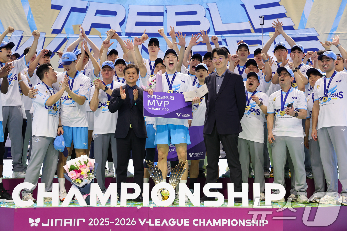 (인천=뉴스1) 안은나 기자 = 대한항공 점보스 정지석이 10일 오후 인천 계양체육관에서 열린 프로배구 2025-2026 V-리그 남자부 챔피언 결정전 5차전 현대캐피탈 스카이워커 …