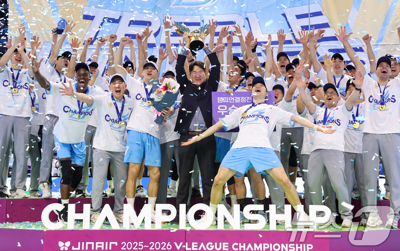 (인천=뉴스1) 안은나 기자 = 대한항공 점보스 선수들과 조원태 한국배구연맹 총재가 10일 오후 인천 계양체육관에서 열린 프로배구 2025-2026 V-리그 남자부 챔피언 결정전 …