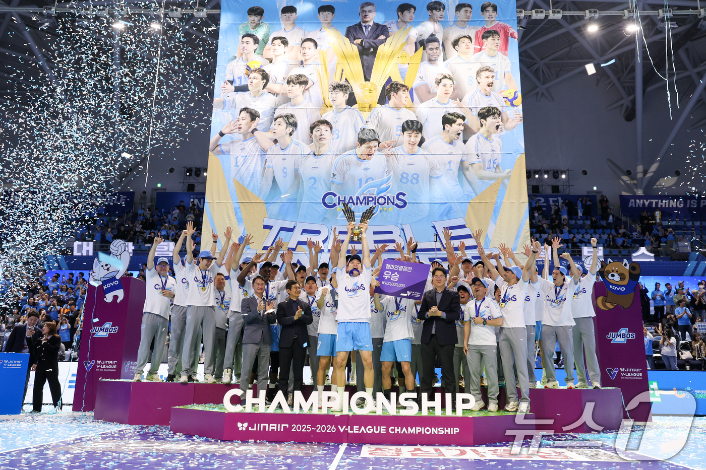 (인천=뉴스1) 안은나 기자 = 대한항공 점보스 선수들이 10일 오후 인천 계양체육관에서 열린 프로배구 2025-2026 V-리그 남자부 챔피언 결정전 5차전 현대캐피탈 스카이워커 …