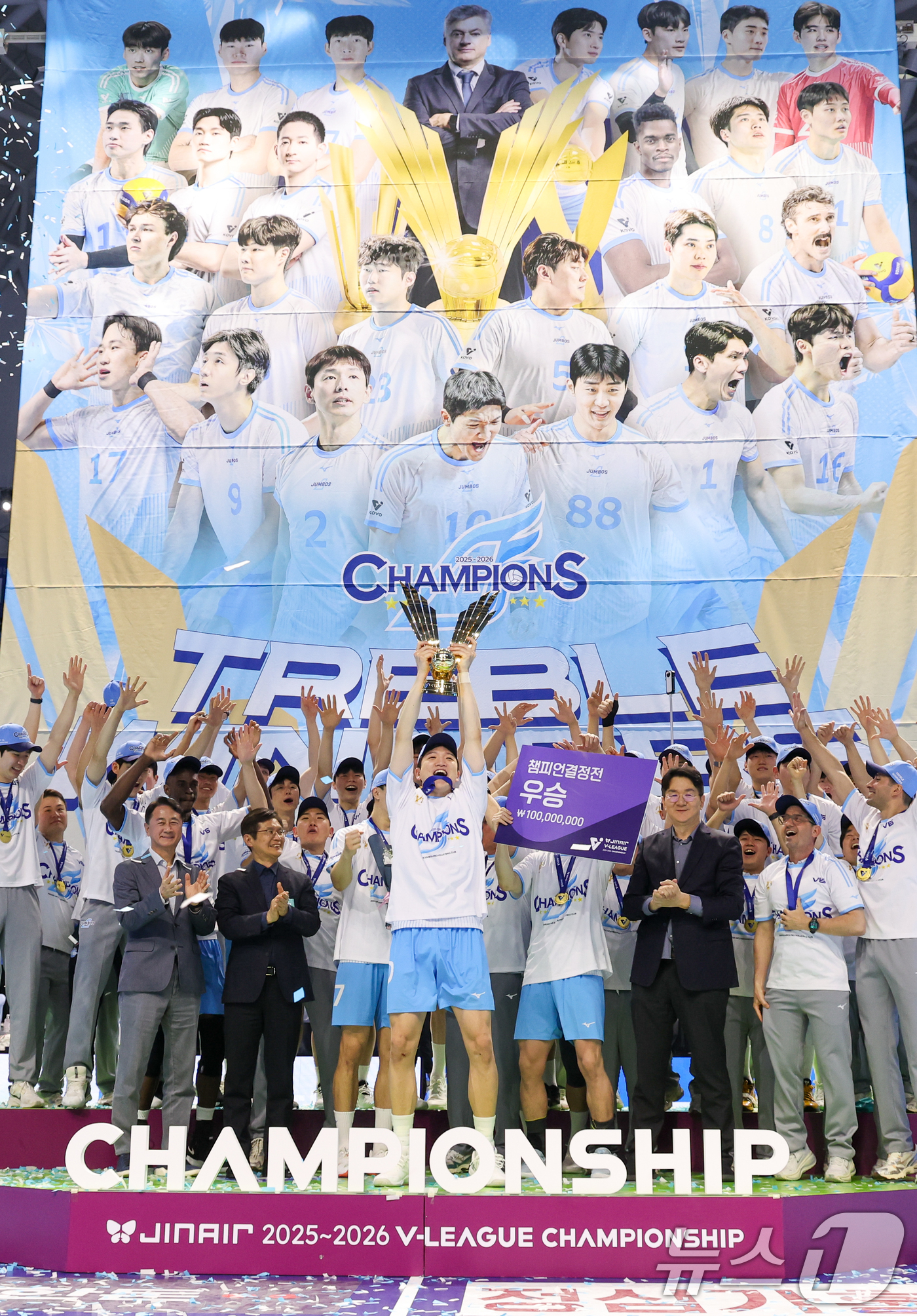 (인천=뉴스1) 안은나 기자 = 대한항공 점보스 선수들이 10일 오후 인천 계양체육관에서 열린 프로배구 2025-2026 V-리그 남자부 챔피언 결정전 5차전 현대캐피탈 스카이워커 …