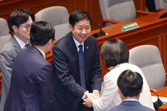 인사하는 구윤철·이소영