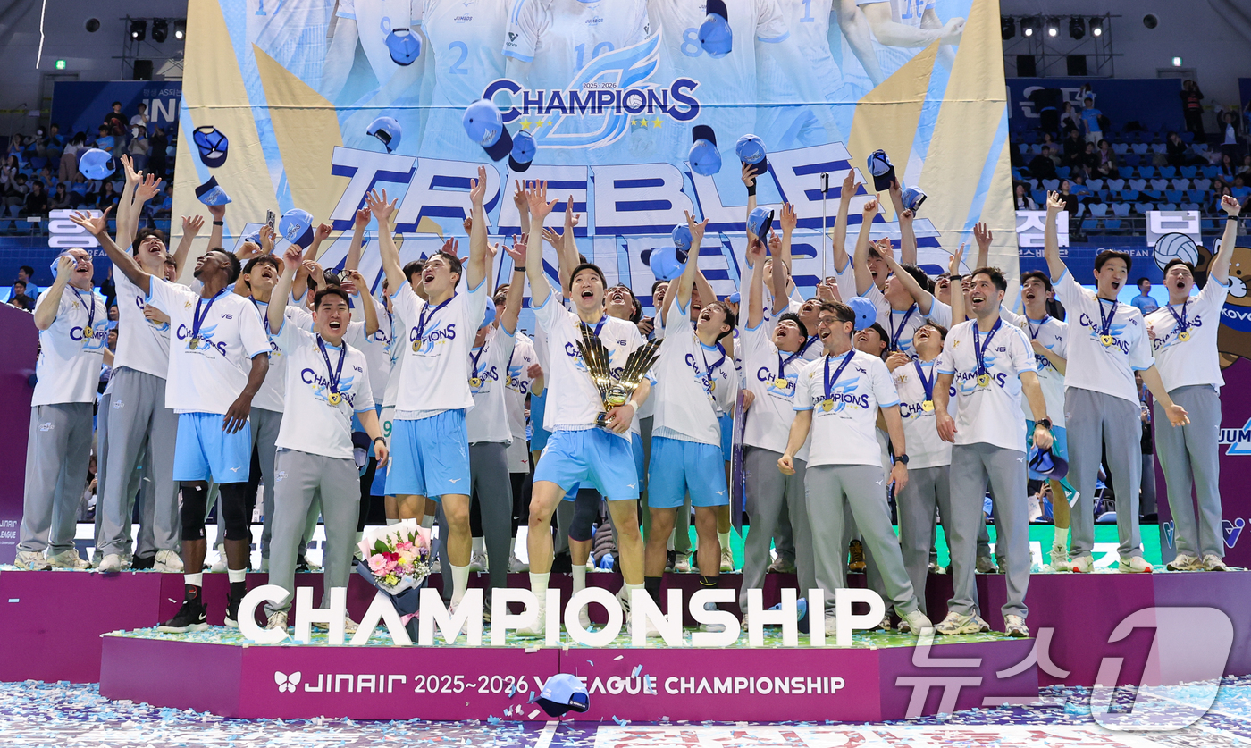 (인천=뉴스1) 안은나 기자 = 대한항공 점보스 선수들이 10일 오후 인천 계양체육관에서 열린 프로배구 2025-2026 V-리그 남자부 챔피언 결정전 5차전 현대캐피탈 스카이워커 …