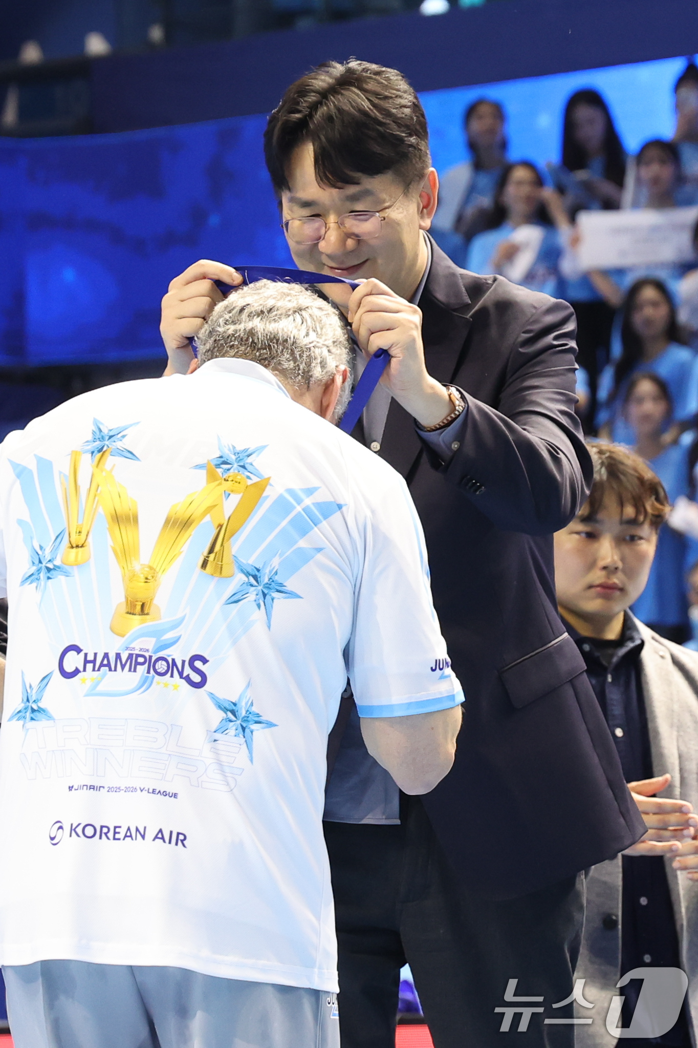 (인천=뉴스1) 안은나 기자 = 조원태 한국배구연맹 총재가 10일 오후 인천 계양체육관에서 프로배구 2025-2026 V-리그 남자부 챔피언 결정전 5차전 대한항공 점보스가 승리하 …