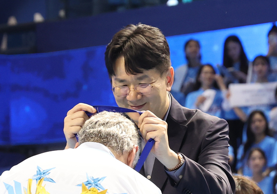 헤난 감독에게 메달 걸어주는 조원태 총재