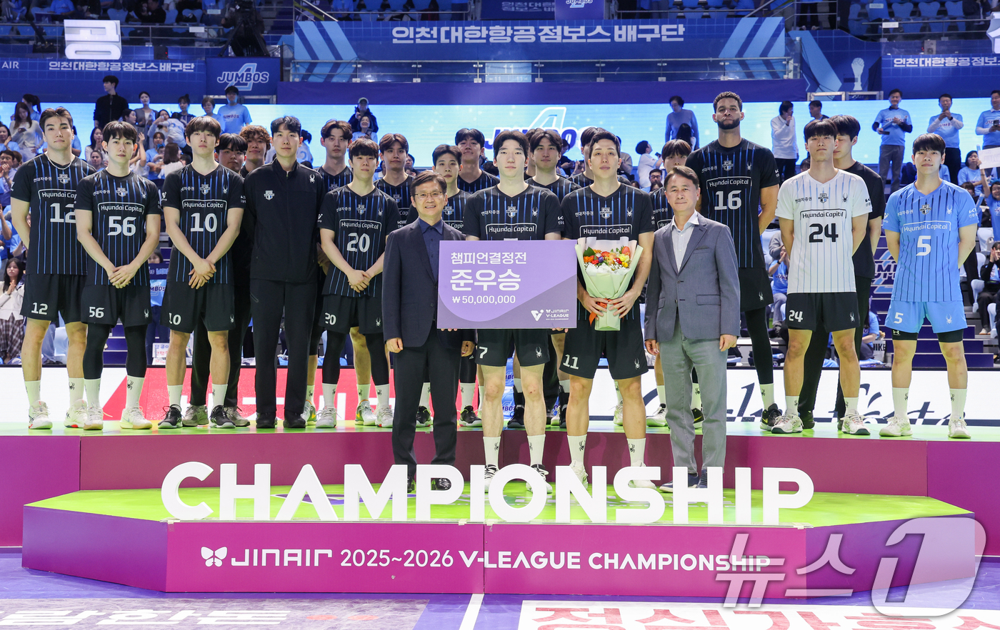 (인천=뉴스1) 안은나 기자 = 10일 오후 인천 계양체육관에서 프로배구 2025-2026 V-리그 남자부 챔피언 결정전 5차전 대한항공 점보스와의 경기에서 준우승을 차지한 현대캐 …