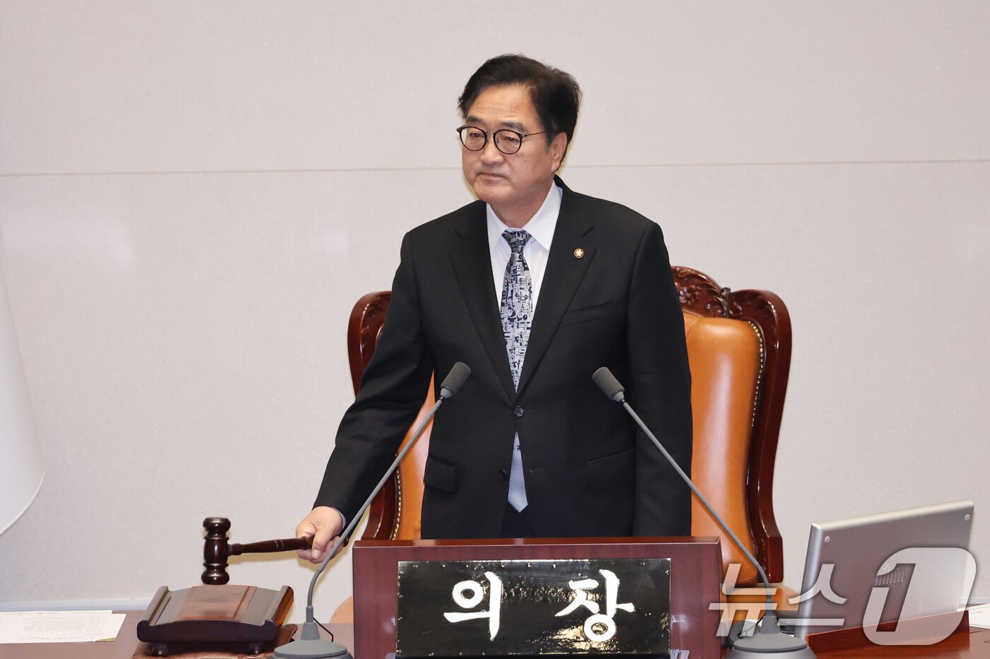 본문 이미지 - 우원식 국회의장이 10일 서울 여의도 국회에서 열린 제434회국회(임시회) 3차 본회의에서 의사봉을 두드리고 있다. 2026.4.10 ⓒ 뉴스1 신웅수 기자