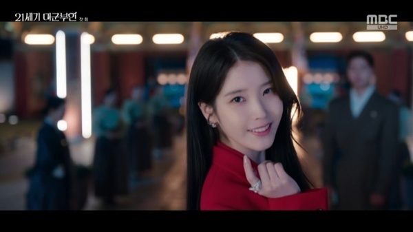 '21세기 대군부인' 아이유 "어그로 제대로 끌겠다"…화려하게 궁궐 입장