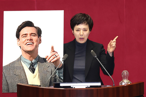 짐 캐리 사진 꺼내든 김은혜… "中 관광객 짐 들어주는 '셰셰 추경'"