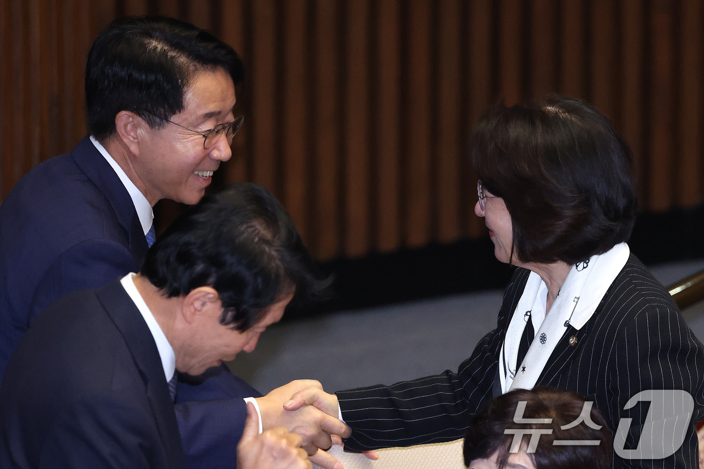 (서울=뉴스1) 신웅수 기자 = 추미애 더불어민주당 의원이 10일 서울 여의도 국회에서 열린 제434회국회(임시회) 3차 본회의에서 의원들과 인사하고 있다. 2026.4.10/뉴스 …