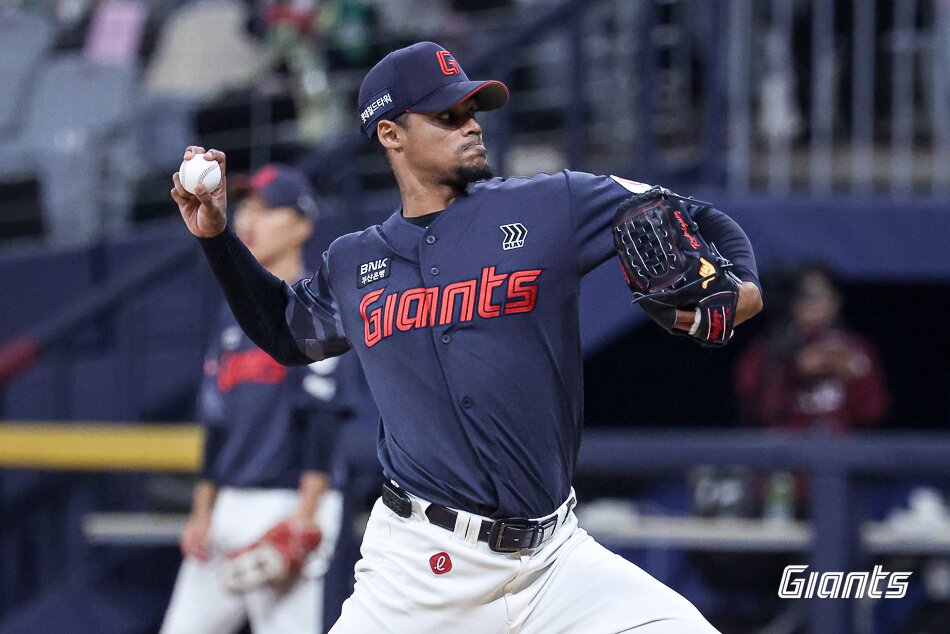 본문 이미지 - 롯데 자이언츠 투수 엘빈 로드리게스가 10일 열린 KBO리그 고척 키움 히어로즈전에서 8이닝 11탈삼진 1실점으로 호투했다. (롯데 자이언츠 제공)