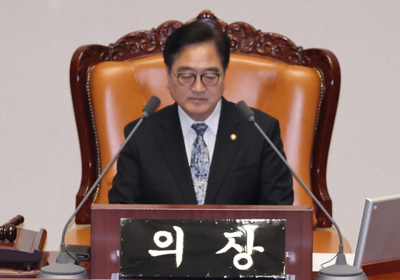 추경안 인사하는 김민석 총리