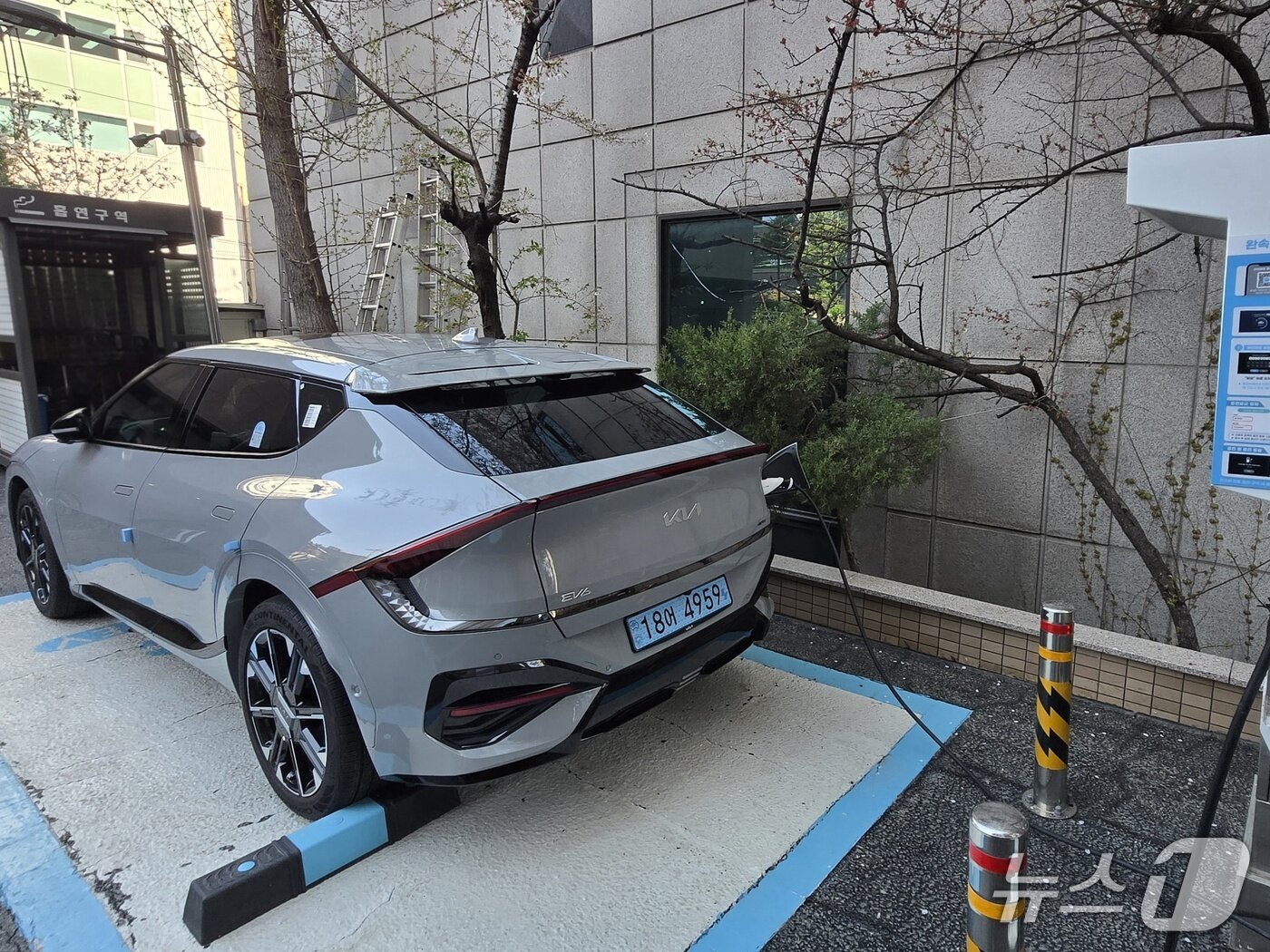 본문 이미지 - 기아 준중형 전기 SUV 'EV6' 롱레인지 2WD 모델이 서울 서초구 자동차회관 주차장에서 충전되는 모습. 2026.04.08/뉴스1 김성식 기자