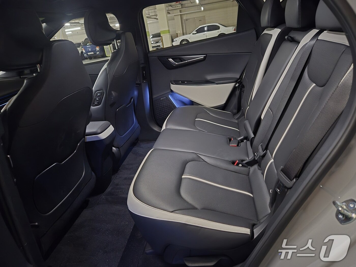 본문 이미지 - 기아 준중형 전기 SUV 'EV6' 롱레인지 2WD 모델 2열 내부 모습. 2026.04.09/뉴스1 김성식 기자