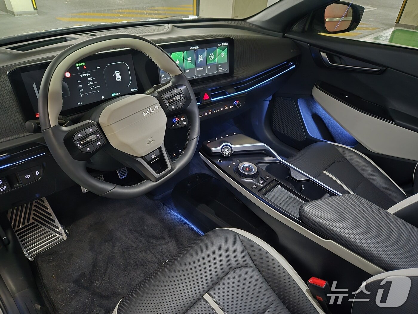 본문 이미지 - 기아 준중형 전기 SUV 'EV6' 롱레인지 2WD 모델 1열 내부 모습. 2026.04.09/뉴스1 김성식 기자