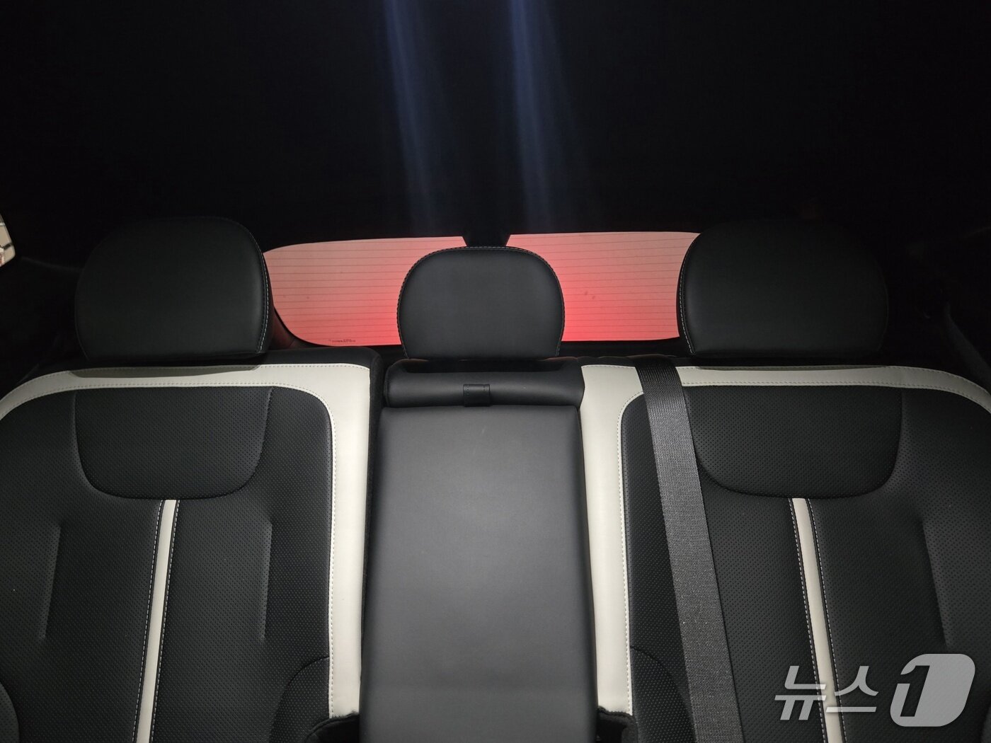 본문 이미지 - 기아 준중형 전기 SUV 'EV6' 롱레인지 2WD 모델 2열 후면 유리 모습. 2026.04.09/뉴스1 김성식 기자