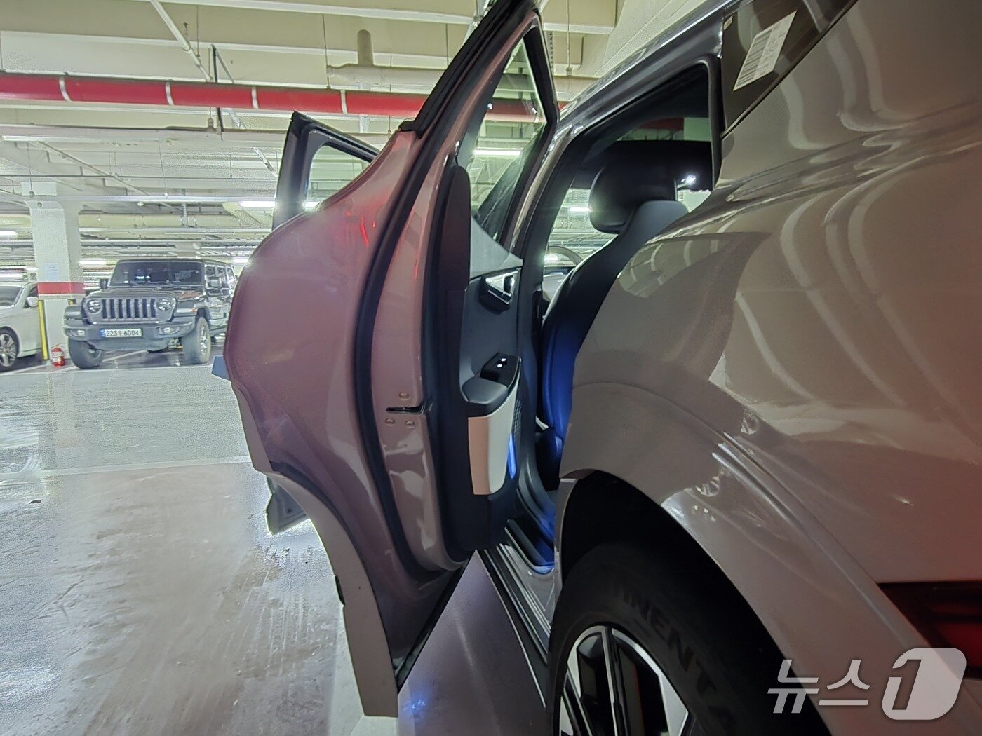 본문 이미지 - 기아 준중형 전기 SUV 'EV6' 롱레인지 2WD 모델 2열 문 모습. 2026.04.09/뉴스1 김성식 기자