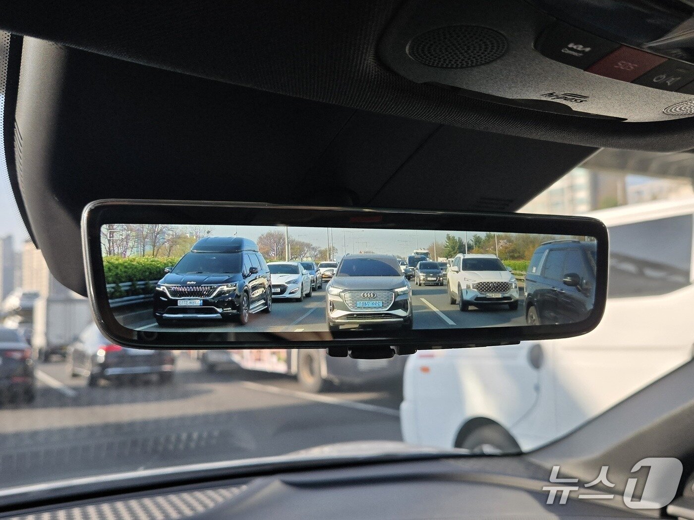 본문 이미지 - 기아 준중형 전기 SUV 'EV6' 롱레인지 2WD 모델에 선택 사양으로 제공되는 '디지털 룸미러'에 비친 서울 올림픽대로의 모습. 2026.04.08/뉴스1 김성식 기자