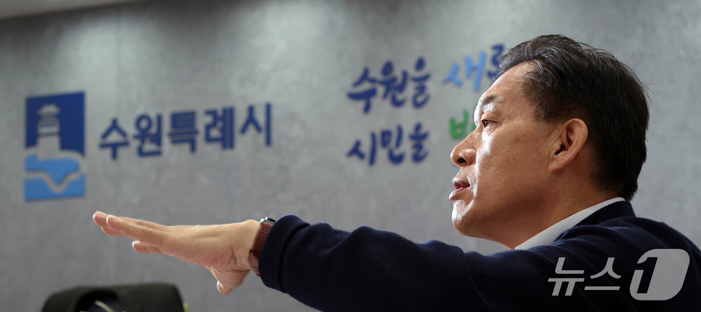 본문 이미지 - 이재준 경기 수원시장이 10일 경기 수원시 팔달구 수원시청 집무실에서 뉴스1과 인터뷰를 하고 있다. 2026.4.10/뉴스1 ⓒ 뉴스1 김영운 기자
