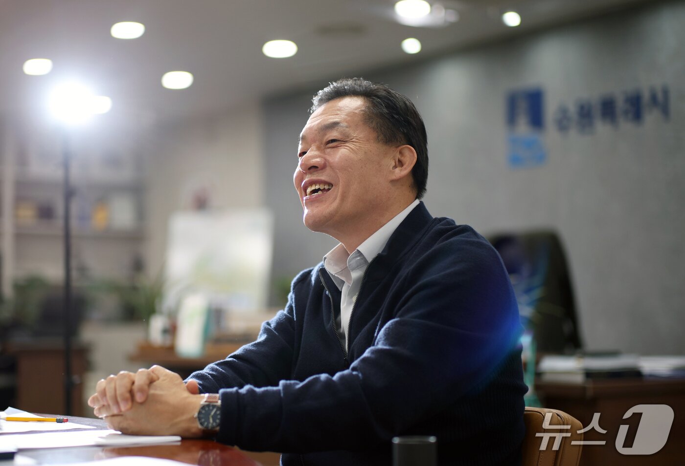 본문 이미지 - 이재준 경기 수원시장이 10일 경기 수원시 팔달구 수원시청 집무실에서 뉴스1과 인터뷰를 하고 있다. 2026.4.10/뉴스1 ⓒ 뉴스1 김영운 기자