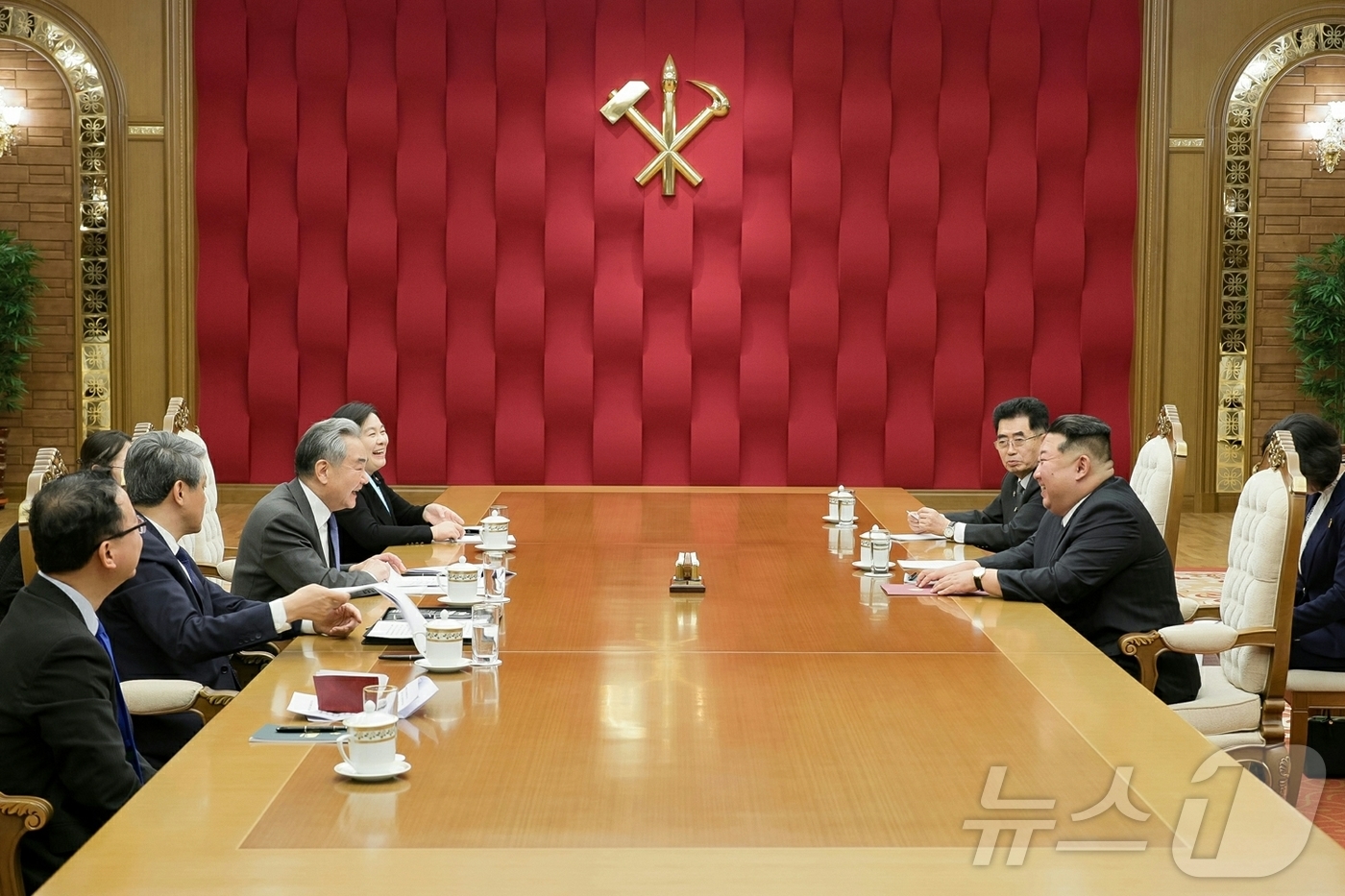 (평양 노동신문=뉴스1) = 북한 노동당 기관지 노동신문은 11일 김정은 노동당 총비서가 10일 평양에서 왕이 중국 외교부장을 접견하고 담화를 나눴다고 보도했다. [국내에서만 사용 …